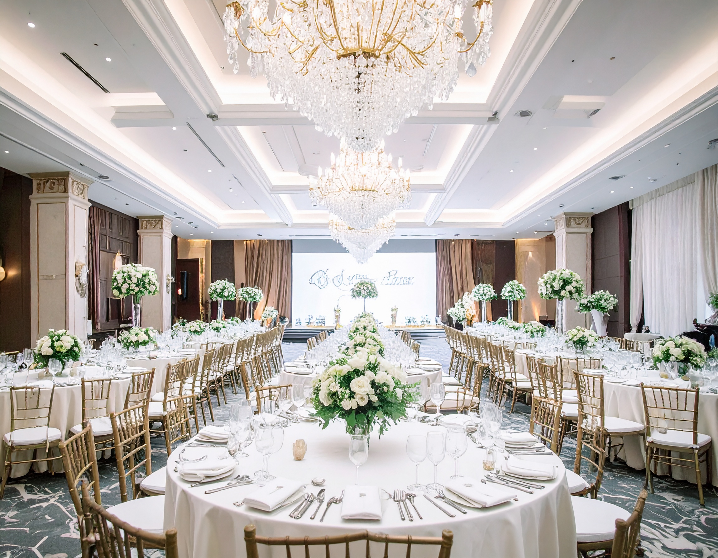 Firefly_luxury indoor wedding banquet reception in a five-star hotel ballroom, elegant crysta 76987