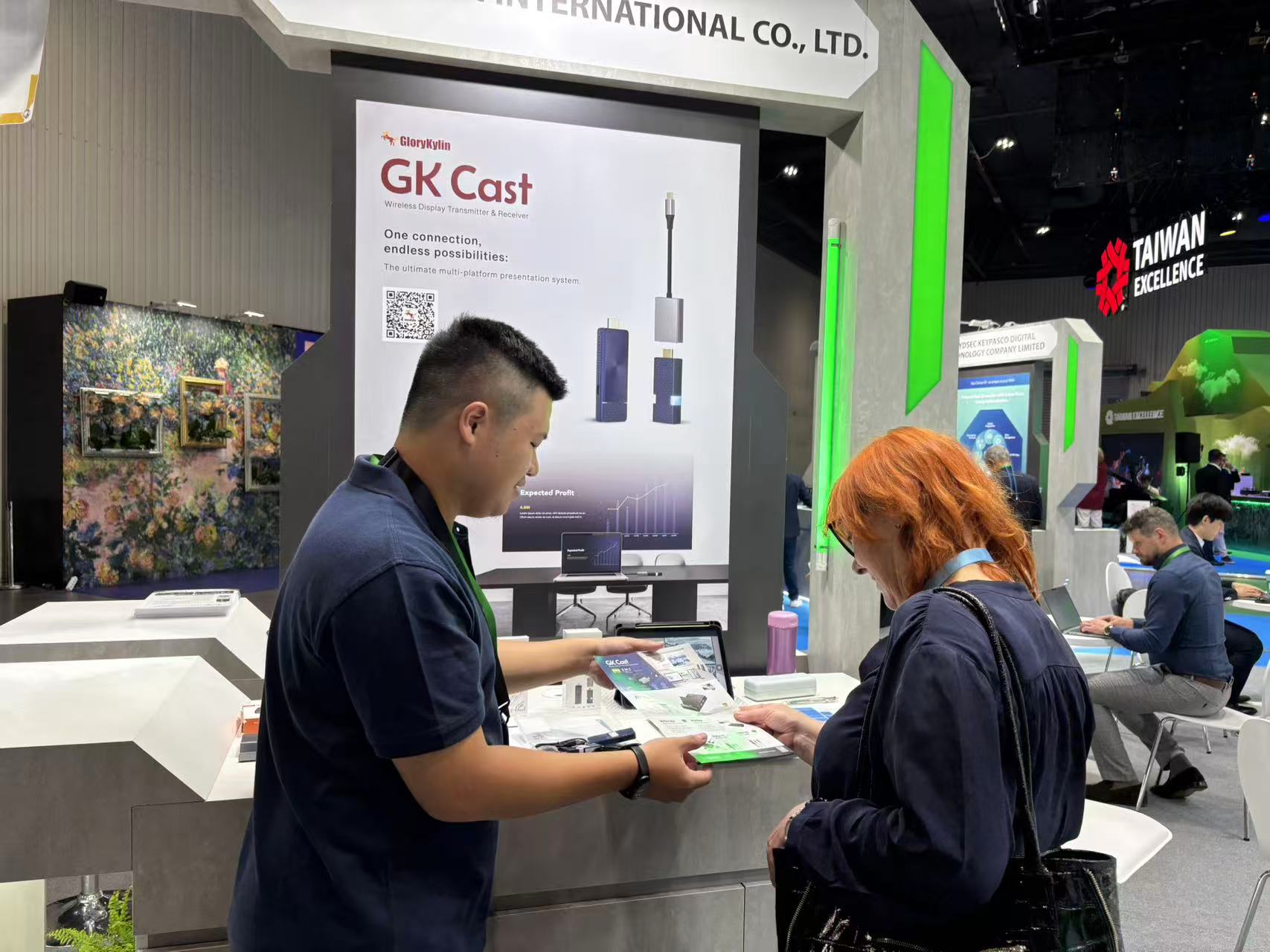 展位人員向歐洲買主介紹 GKcast 產品型錄