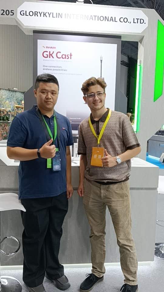 耀麟國際團隊與歐洲買主比讚合影