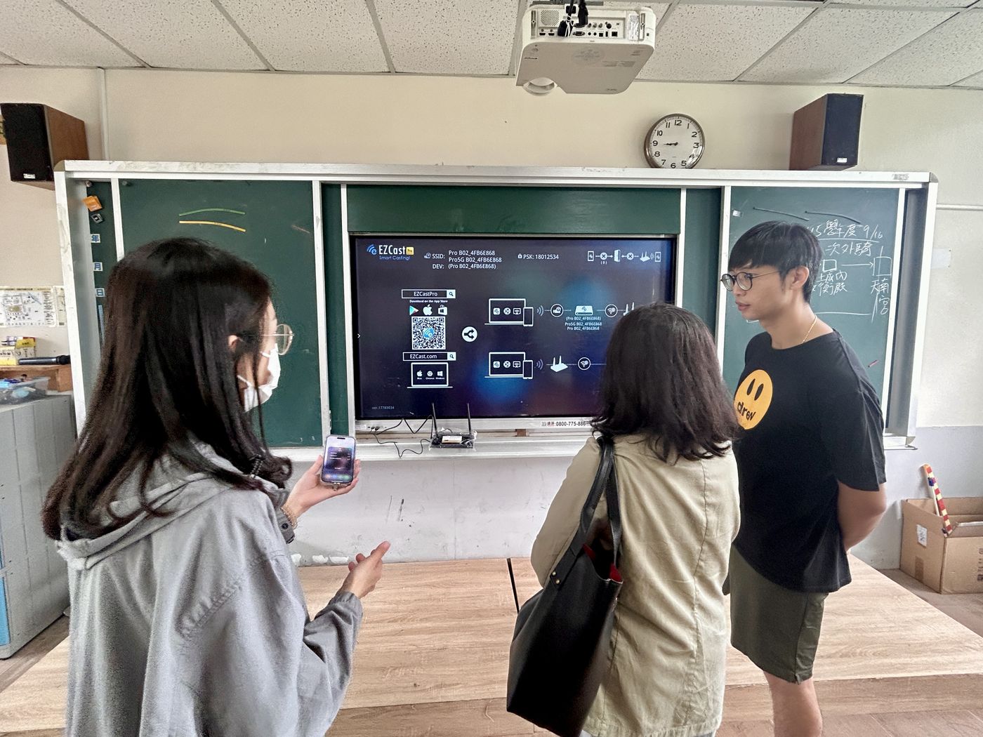 後港國小師生共同測試 EZCast Pro 無線投影